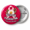 Przypinka Różowy Październik Firma Stokrotka: przypinka na Różowy Październik z napisem Różowy Październik oraz polem nazwa firmy (np. Nazwa firmy) – przód i aluminiowy tył z agrafką