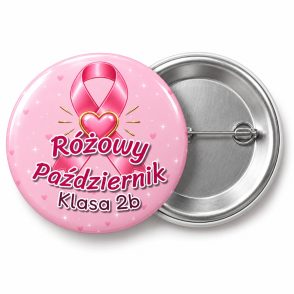 Przypinka Różowy Październik Klasa Serduszko: przypinka na Różowy Październik z napisem Różowy Październik oraz polem klasa (np. Klasa 2b) – przód i aluminiowy tył z agrafką