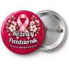 Przypinka Różowy Październik Miejscowość Gałązki: przypinka na Różowy Październik z napisem Różowy Październik oraz polem miejscowość (np. Nazwa miejscowości) – przód i aluminiowy tył z agrafką