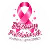 Wzór: Przypinka Różowy Październik Miejscowość Kropki – napis Różowy Październik i pole miejscowość