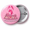 Przypinka Różowy Październik Miejscowość Kwiatki: przypinka na Różowy Październik z napisem Różowy Październik oraz polem miejscowość (np. Nazwa miejscowości) – przód i aluminiowy tył z agrafką