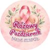 Wzór: Przypinka Różowy Październik Zespół Dłonie – napis Różowy Październik i pole zespół