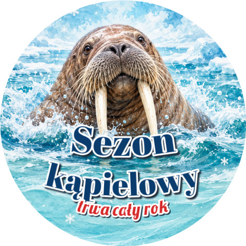 Wzór: Przypinka Sezon Kąpielowy Cały Rok – zimowa grafika z napisem Sezon kąpielowy trwa cały rok