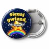 Przypinka Sięgaj Gwiazd Pierwszaku Gwiazda na Tęczy: przypinka na pasowanie pierwszoklasisty z napisem Sięgaj gwiazd, pierwszaku! – przód i aluminiowy tył z agrafką