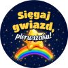 Wzór: Przypinka Sięgaj Gwiazd Pierwszaku Gwiazda na Tęczy – grafika z napisem Sięgaj gwiazd, pierwszaku!