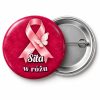 Przypinka Siła w Różu: przypinka na Różowy Październik z napisem Siła w różu – przód i aluminiowy tył z agrafką