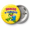 Przypinka Skaczę z Radości Żabka: przypinka na pasowanie pierwszoklasisty z napisem Skaczę z radości! – przód i aluminiowy tył z agrafką