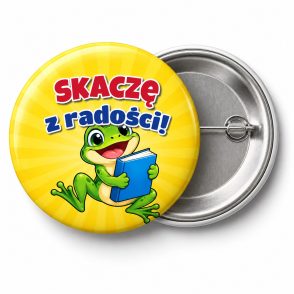 Przypinka Skaczę z Radości Żabka: przypinka na pasowanie pierwszoklasisty z napisem Skaczę z radości! – przód i aluminiowy tył z agrafką