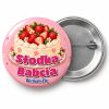 Przypinka Słodka Babcia z Tortem: przypinka na Dzień Babci i Dziadka z napisem Słodka Babcia oraz polem dopisek (np. Kocham Cię) – przód i aluminiowy tył z agrafką