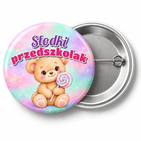 Przypinka Słodki Przedszkolak Miś z Lizakiem: przypinka na pasowanie na przedszkolaka z napisem Słodki przedszkolak – przód i aluminiowy tył z agrafką
