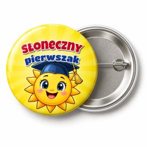 Przypinka Słoneczny Pierwszak Słoneczko w Birecie: przypinka na pasowanie pierwszoklasisty z napisem Słoneczny pierwszak – przód i aluminiowy tył z agrafką