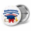 Przypinka Ślubowanie Pierwszoklasisty z Nazwą Szkoły Biret i Dyplom: przypinka na pasowanie pierwszoklasisty z napisem Ślubowanie Pierwszoklasisty oraz polem nazwa szkoły (np. Nazwa szkoły) – przód i aluminiowy tył z agrafką
