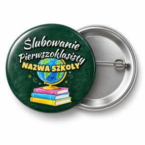 Przypinka Ślubowanie Pierwszoklasisty z Nazwą Szkoły Globus i Książki: przypinka na pasowanie pierwszoklasisty z napisem Ślubowanie Pierwszoklasisty oraz polem nazwa szkoły (np. Nazwa szkoły) – przód i aluminiowy tył z agrafką