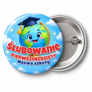 Przypinka Ślubowanie Pierwszoklasisty z Nazwą Szkoły Globus w Birecie: przypinka na pasowanie pierwszoklasisty z napisem Ślubowanie Pierwszoklasisty oraz polem nazwa szkoły (np. Nazwa szkoły) – przód i aluminiowy tył z agrafką