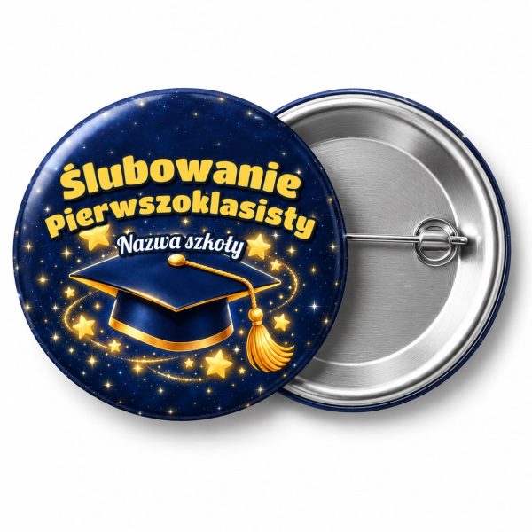 Przypinka Ślubowanie Pierwszoklasisty z Nazwą Szkoły Gwiezdny Biret: przypinka na pasowanie pierwszoklasisty z napisem Ślubowanie Pierwszoklasisty oraz polem nazwa szkoły (np. Nazwa szkoły) – przód i aluminiowy tył z agrafką