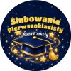 Wzór: Przypinka Ślubowanie Pierwszoklasisty z Nazwą Szkoły Gwiezdny Biret – napis Ślubowanie Pierwszoklasisty i pole nazwa szkoły