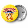 Przypinka Ślubowanie Pierwszoklasisty z Nazwą Szkoły Kotek: przypinka na pasowanie pierwszoklasisty z napisem Ślubowanie Pierwszoklasisty oraz polem nazwa szkoły (np. Nazwa szkoły) – przód i aluminiowy tył z agrafką