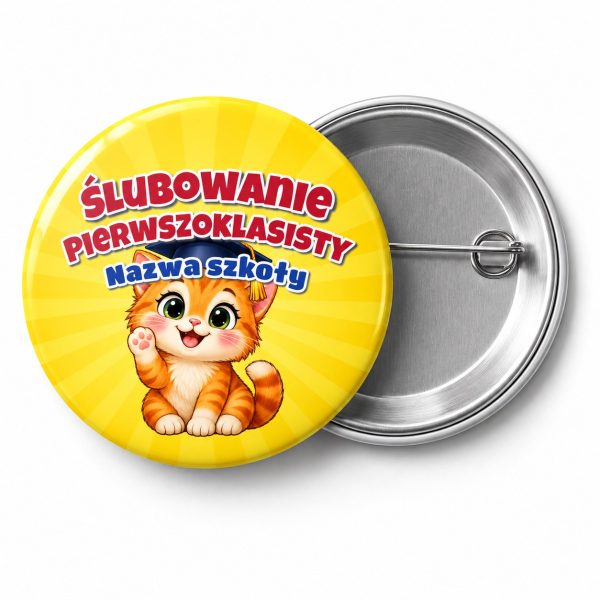 Przypinka Ślubowanie Pierwszoklasisty z Nazwą Szkoły Kotek: przypinka na pasowanie pierwszoklasisty z napisem Ślubowanie Pierwszoklasisty oraz polem nazwa szkoły (np. Nazwa szkoły) – przód i aluminiowy tył z agrafką