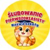 Wzór: Przypinka Ślubowanie Pierwszoklasisty z Nazwą Szkoły Kotek – napis Ślubowanie Pierwszoklasisty i pole nazwa szkoły