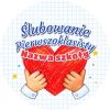 Wzór: Przypinka Ślubowanie Pierwszoklasisty z Nazwą Szkoły Kredkowe Serce – napis Ślubowanie Pierwszoklasisty i pole nazwa szkoły