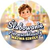 Wzór: Przypinka Ślubowanie Pierwszoklasisty z Nazwą Szkoły Ręka na Sercu – napis Ślubowanie Pierwszoklasisty i pole nazwa szkoły