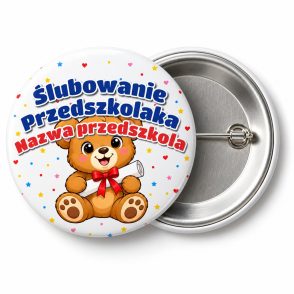 Przypinka Ślubowanie Przedszkolaka z Nazwą Przedszkola Miś z Dyplomem: przypinka na pasowanie na przedszkolaka z napisem Ślubowanie Przedszkolaka oraz polem nazwa przedszkola (np. Nazwa przedszkola) – przód i aluminiowy tył z agrafką