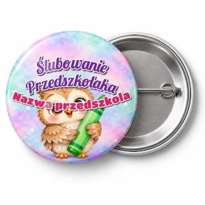 Przypinka Ślubowanie Przedszkolaka z Nazwą Przedszkola Sowa z Kredką: przypinka na pasowanie na przedszkolaka z napisem Ślubowanie Przedszkolaka oraz polem nazwa przedszkola (np. Nazwa przedszkola) – przód i aluminiowy tył z agrafką