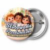 Przypinka Ślubowanie Przedszkolaka z Nazwą Przedszkola Wesoła Gromadka: przypinka na pasowanie na przedszkolaka z napisem Ślubowanie Przedszkolaka oraz polem nazwa przedszkola (np. Nazwa przedszkola) – przód i aluminiowy tył z agrafką