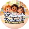 Wzór: Przypinka Ślubowanie Przedszkolaka z Nazwą Przedszkola Wesoła Gromadka – napis Ślubowanie Przedszkolaka i pole nazwa przedszkola