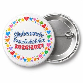 Przypinka Ślubowanie Przedszkolaka z Rokiem Przedszkolnym Kredkowe Serduszka: przypinka na pasowanie na przedszkolaka z napisem Ślubowanie Przedszkolaka oraz polem rok przedszkolny (np. 2026/2027) – przód i aluminiowy tył z agrafką