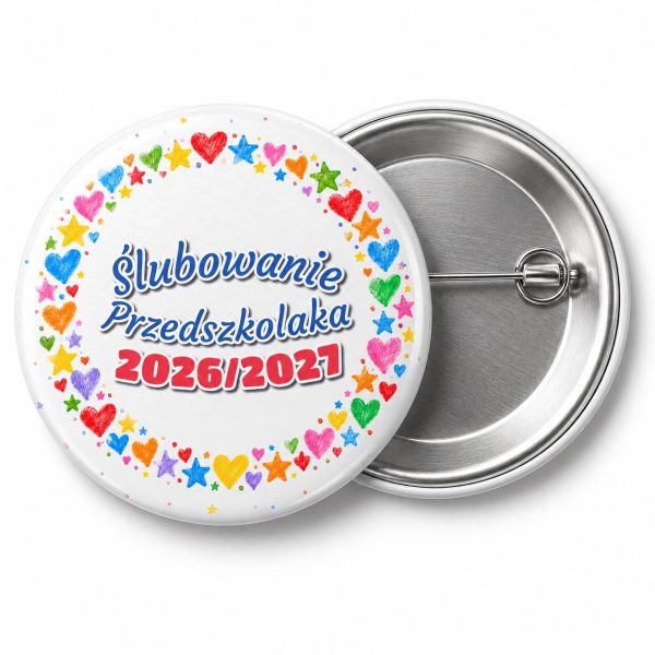 Przypinka Ślubowanie Przedszkolaka z Rokiem Przedszkolnym Kredkowe Serduszka: przypinka na pasowanie na przedszkolaka z napisem Ślubowanie Przedszkolaka oraz polem rok przedszkolny (np. 2026/2027) – przód i aluminiowy tył z agrafką