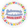 Wzór: Przypinka Ślubowanie Przedszkolaka z Rokiem Przedszkolnym Kredkowe Serduszka – napis Ślubowanie Przedszkolaka i pole rok przedszkolny