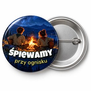 Przypinka Śpiewamy przy Ognisku: przypinka na Dzień Myśli Braterskiej z napisem Śpiewamy przy ognisku – przód i aluminiowy tył z agrafką