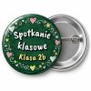 Przypinka Spotkanie Klasowe Kredowe Serca: przypinka na spotkanie klasowe z napisem Spotkanie klasowe oraz polem klasa (np. Klasa 2b) – przód i aluminiowy tył z agrafką