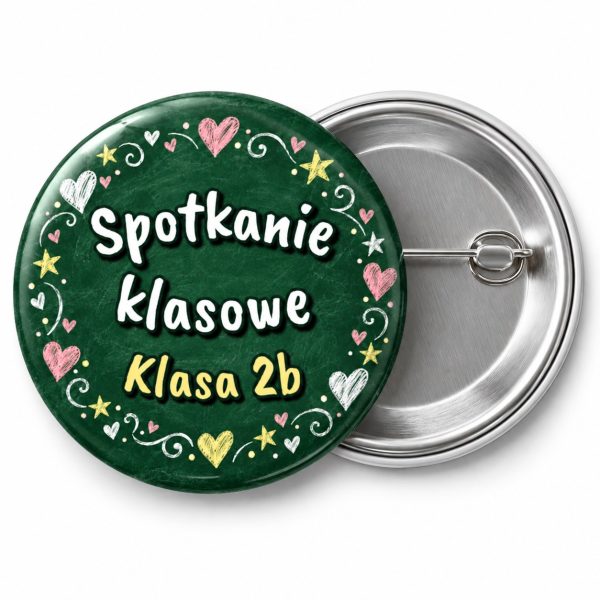 Przypinka Spotkanie Klasowe Kredowe Serca: przypinka na spotkanie klasowe z napisem Spotkanie klasowe oraz polem klasa (np. Klasa 2b) – przód i aluminiowy tył z agrafką