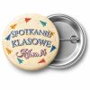 Przypinka Spotkanie Klasowe Papierowe Samolociki: przypinka na spotkanie klasowe z napisem Spotkanie klasowe oraz polem klasa (np. Klasa 3b) – przód i aluminiowy tył z agrafką