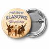 Przypinka Spotkanie Klasowe Radosne Sylwetki: przypinka na spotkanie klasowe z napisem Spotkanie klasowe oraz polem rocznik (np. Rocznik 2010) – przód i aluminiowy tył z agrafką
