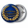 Przypinka Spotkanie Maturzystów: przypinka na spotkanie klasowe z napisem Spotkanie maturzystów oraz polem rocznik (np. Rocznik 2007) – przód i aluminiowy tył z agrafką