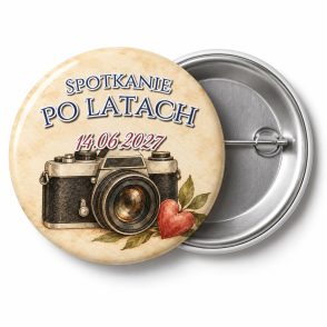 Przypinka Spotkanie po Latach Stary Aparat: przypinka na spotkanie klasowe z napisem Spotkanie po latach oraz polem data (np. 14.06.2027) – przód i aluminiowy tył z agrafką