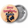Przypinka Straż Kawalerska z Imieniem Pin-up Policjantka: przypinka na wieczór kawalerski z napisem Straż Kawalerska oraz polem imię (np. Kuba) – przód i aluminiowy tył z agrafką
