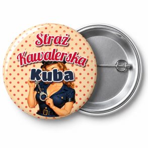Przypinka Straż Kawalerska z Imieniem Pin-up Policjantka: przypinka na wieczór kawalerski z napisem Straż Kawalerska oraz polem imię (np. Kuba) – przód i aluminiowy tył z agrafką
