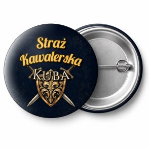 Przypinka Straż Kawalerska z Imieniem Tarcza i Szpady: przypinka na wieczór kawalerski z napisem Straż Kawalerska oraz polem imię (np. Kuba) – przód i aluminiowy tył z agrafką