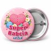 Przypinka Super Babcia z Włóczką: przypinka na Dzień Babci i Dziadka z napisem Super Babcia oraz polem od kogo (np. od Zosi) – przód i aluminiowy tył z agrafką