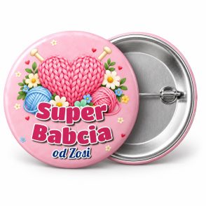 Przypinka Super Babcia z Włóczką: przypinka na Dzień Babci i Dziadka z napisem Super Babcia oraz polem od kogo (np. od Zosi) – przód i aluminiowy tył z agrafką
