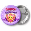 Przypinka Super Dyżurna Tarcza Bohaterki: przypinka dla dyżurnego z napisem Super dyżurna – przód i aluminiowy tył z agrafką
