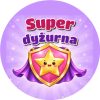 Wzór: Przypinka Super Dyżurna Tarcza Bohaterki – kolorowa grafika z napisem Super dyżurna