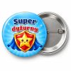 Przypinka Super Dyżurny Tarcza Bohatera: przypinka dla dyżurnego z napisem Super dyżurny – przód i aluminiowy tył z agrafką