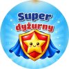 Wzór: Przypinka Super Dyżurny Tarcza Bohatera – kolorowa grafika z napisem Super dyżurny