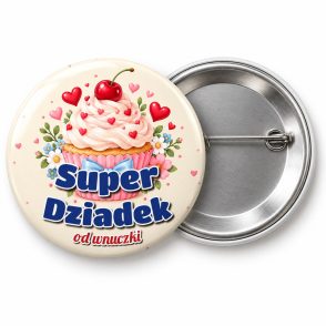 Przypinka Super Dziadek z Babeczką: przypinka na Dzień Babci i Dziadka z napisem Super Dziadek oraz polem od kogo (np. od wnuczki) – przód i aluminiowy tył z agrafką