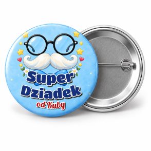 Przypinka Super Dziadek z Wąsami: przypinka na Dzień Babci i Dziadka z napisem Super Dziadek oraz polem od kogo (np. od Kuby) – przód i aluminiowy tył z agrafką